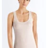 HANRO Débardeur Vanille SOIE ET CACHEMIRE 1 HANRO Débardeur Vanille SOIE ET CACHEMIRE -sous-vêtement boutique debardeur vanille soie et cachemire